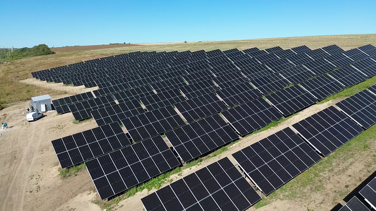Șiruri de panouri fotovoltaice instalate în proiectul Bălțata
