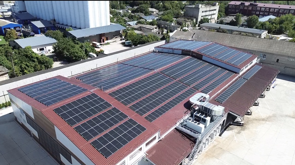Vedere aeriană a sistemului fotovoltaic industrial de 600 kW din Bălți