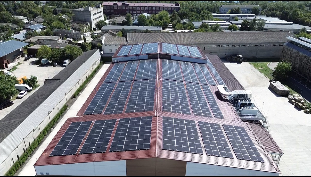 Panouri fotovoltaice instalate pe acoperișul industrial din Bălți