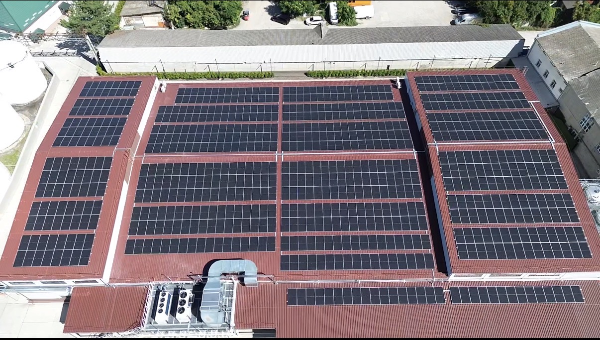 Distribuția panourilor fotovoltaice pe acoperișul proiectului din Bălți